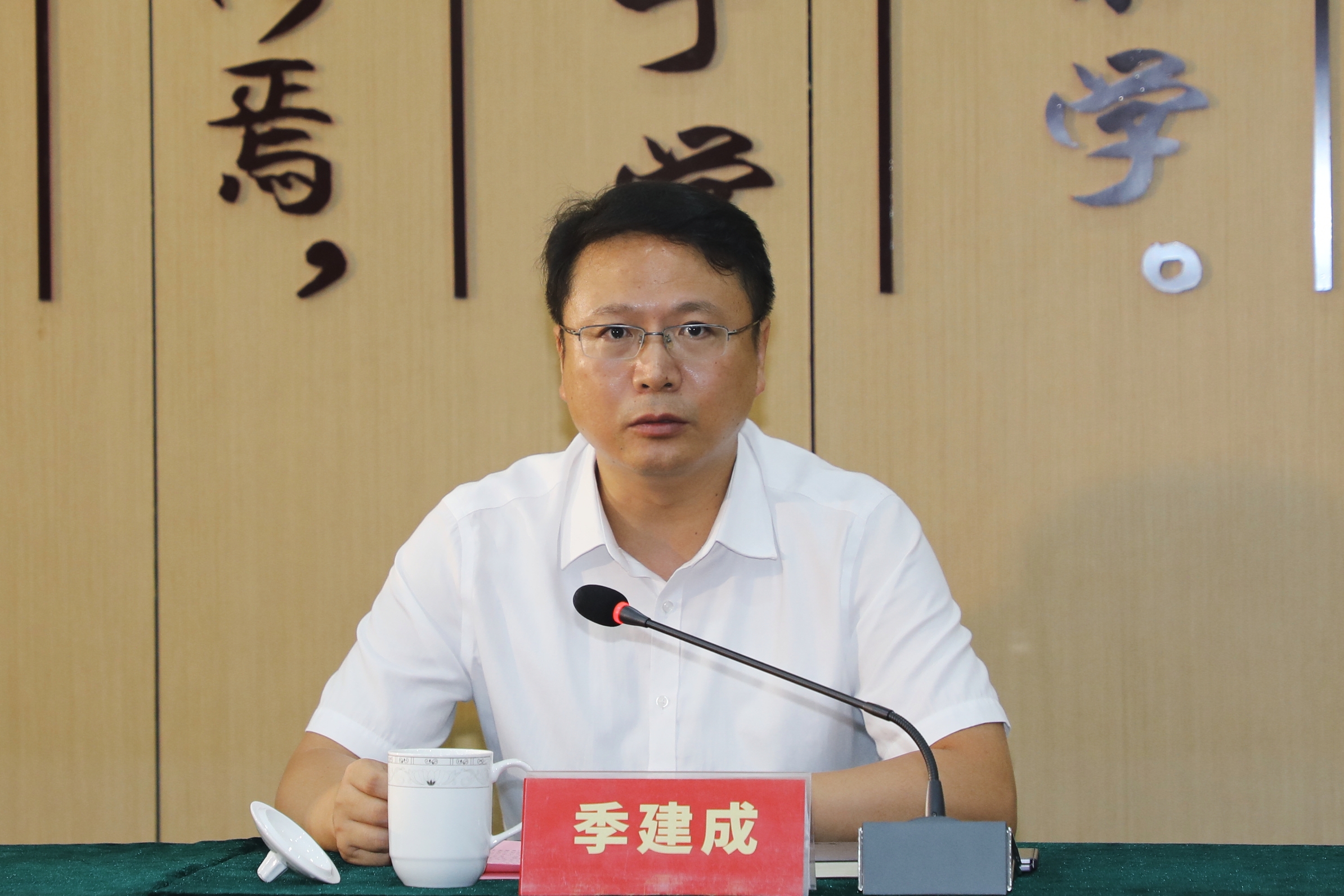沈小平董事长出席震泽中学育英校优秀毕业生座谈会暨“震泽企业家联盟育英奖学金”捐赠发放仪式